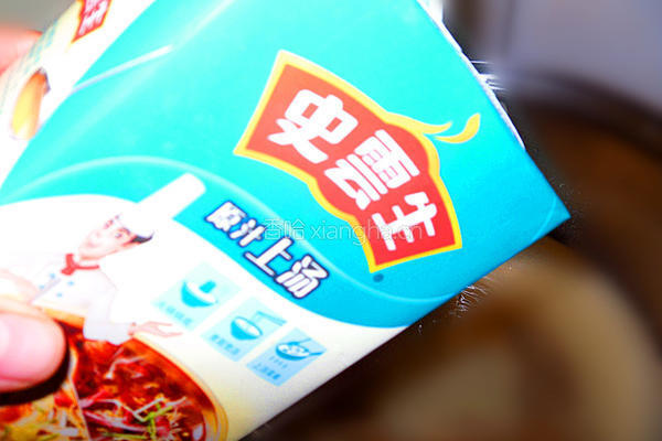 上汤菠菜鸡蛋面的做法图解1