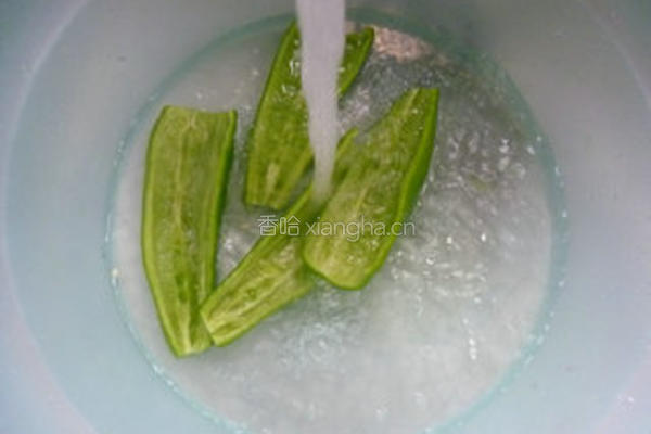 青椒火腿肠炒香干的做法图解2