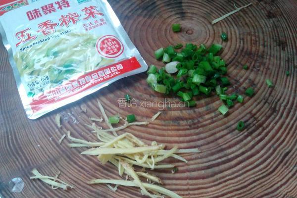 榨菜蒸非洲鲫鱼的做法图解1