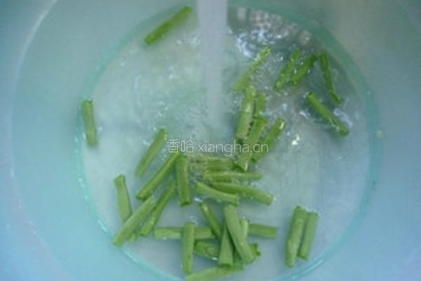 橄榄菜拌梅豆的做法图解2
