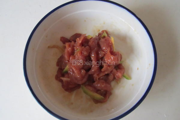 肉丝炒黄秋葵的做法图解2