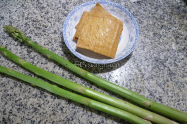 芦笋炒香干的做法图解1