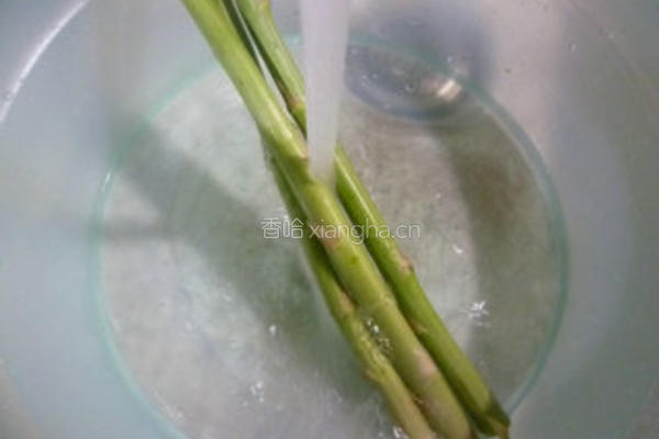 芦笋炒香干的做法图解2
