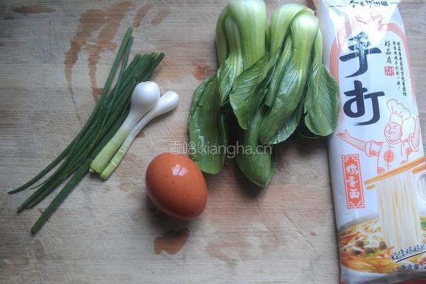 葱油鸡蛋青菜面的做法图解1
