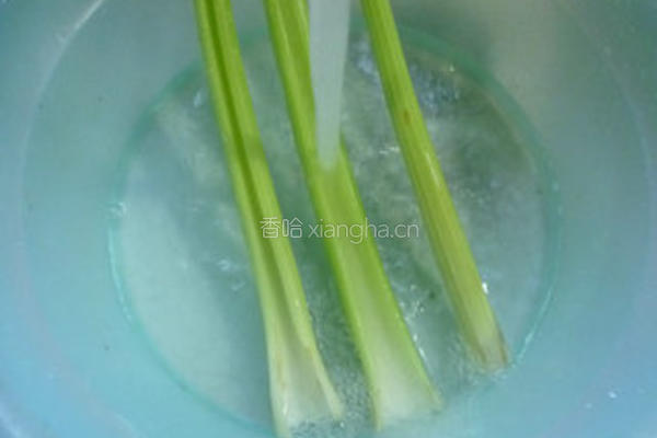 榨菜炒西芹的做法图解2