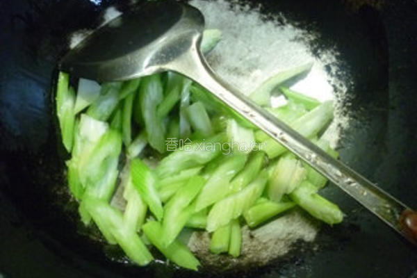 榨菜炒西芹的做法图解4