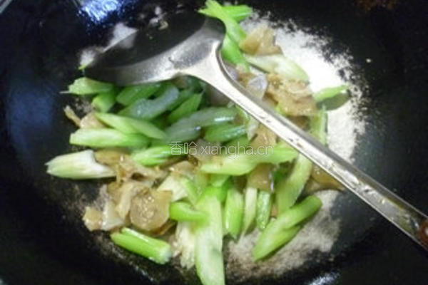 榨菜炒西芹的做法图解5