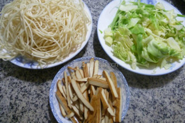 香干圆白菜炒面的做法图解1