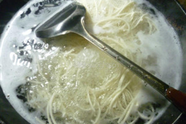 香干圆白菜炒面的做法图解2