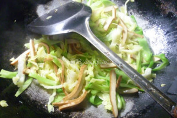 香干圆白菜炒面的做法图解4