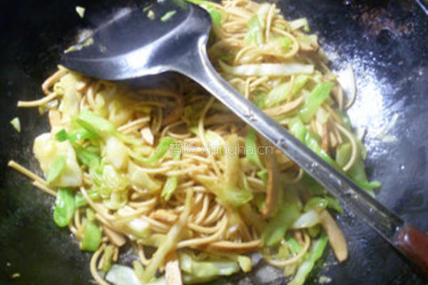 香干圆白菜炒面的做法图解7