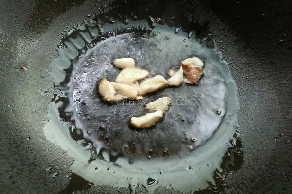 金针菇鱼丸肉片汤的做法图解3