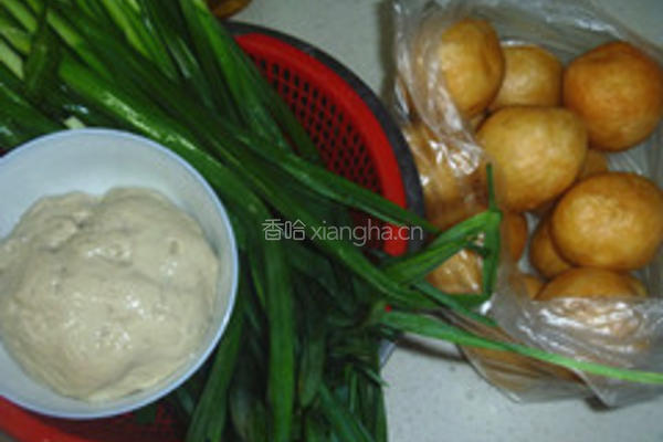 大蒜炒面筋的做法图解1