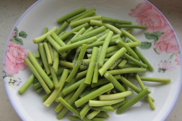 香干蒜薹炒肉丝的做法图解2