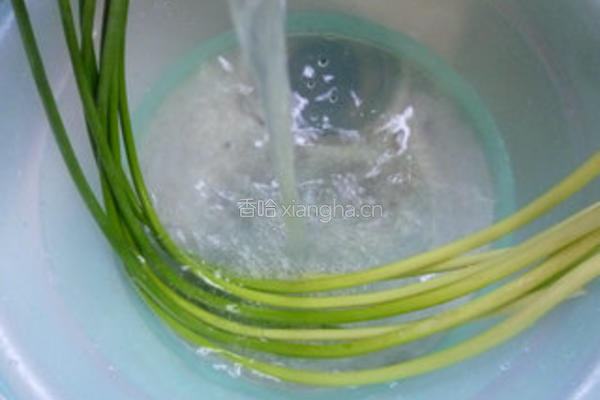 香干蒜薹炒鱼丸的做法图解2