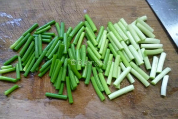 香干蒜薹炒鱼丸的做法图解3