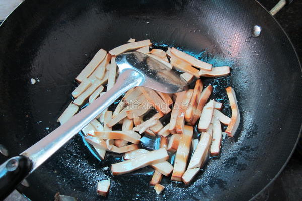 小炒香干腊肉的做法图解4
