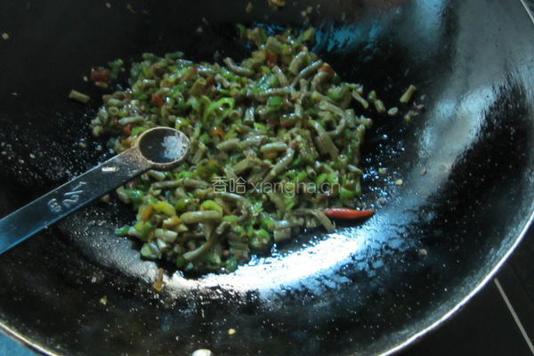 辣椒丁炒咸豆角的做法图解5