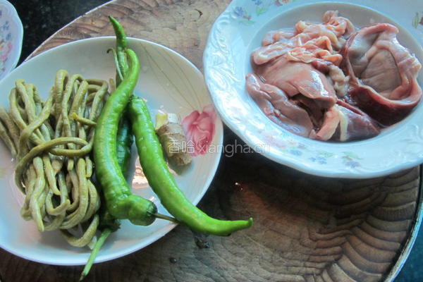 咸豆角炒鸭杂的做法图解1