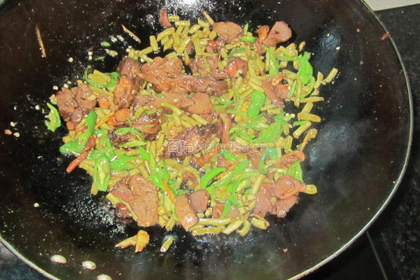 咸豆角炒鸭杂的做法图解10