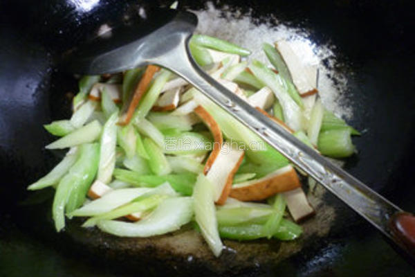 香干炒西芹的做法图解10