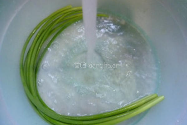 蒜薹香干拌猪耳朵的做法图解2