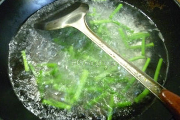 蒜薹香干拌猪耳朵的做法图解6