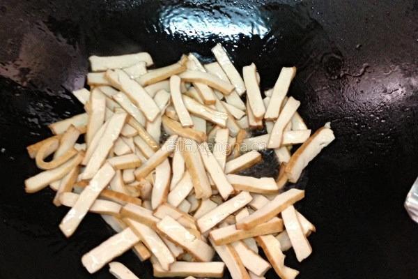 韭菜香干炒肉的做法图解2