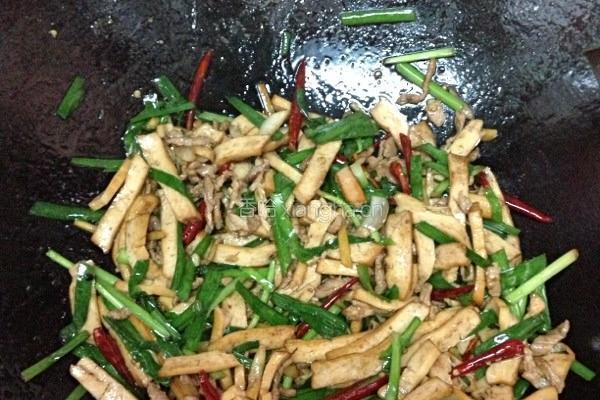 韭菜香干炒肉的做法图解7