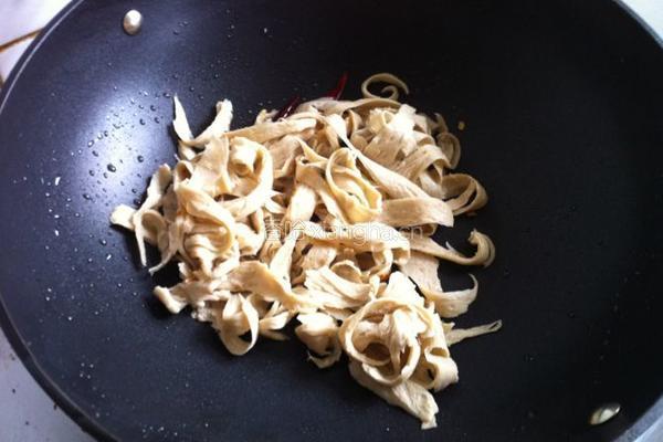青椒肉丝炒水面筋的做法图解6