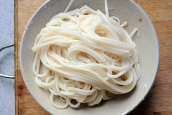 川味榨菜鸡丝凉面的做法图解3