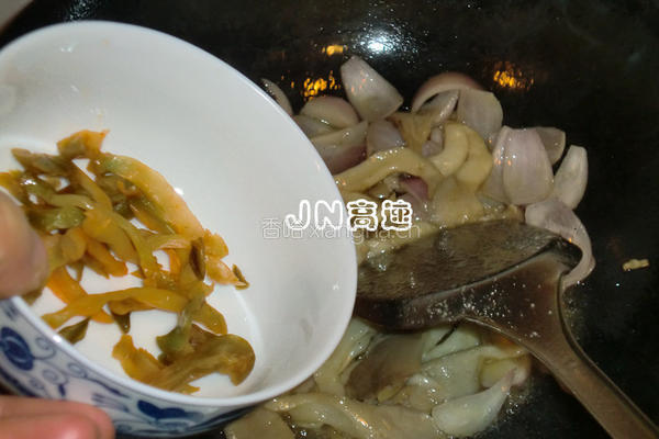 洋葱榨菜丝炒蘑菇的做法图解9