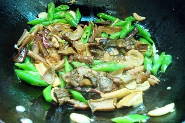 青椒炒牛肝菌的做法图解7