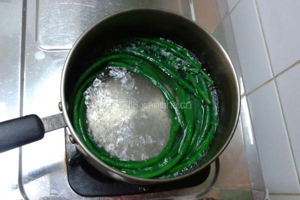 豆角酿鲮鱼肉的做法图解2