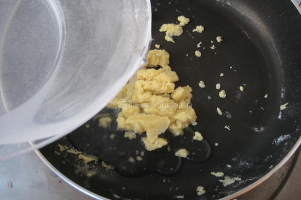 奶油培根意大利面的做法图解3