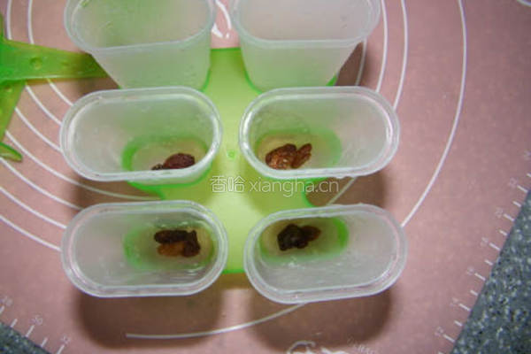 酸奶提子雪糕的做法图解2