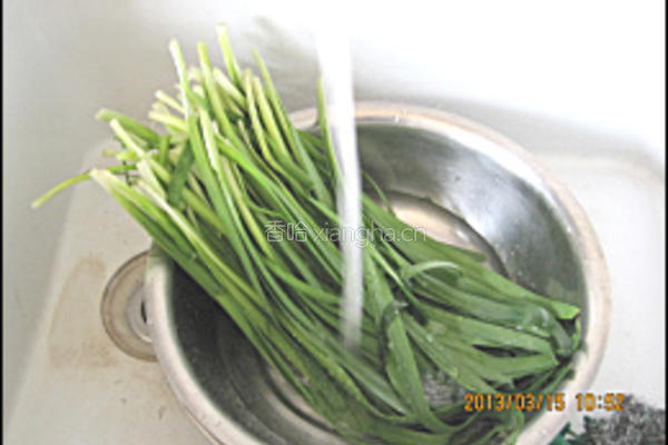 海虹汤韭菜打卤面的做法图解1