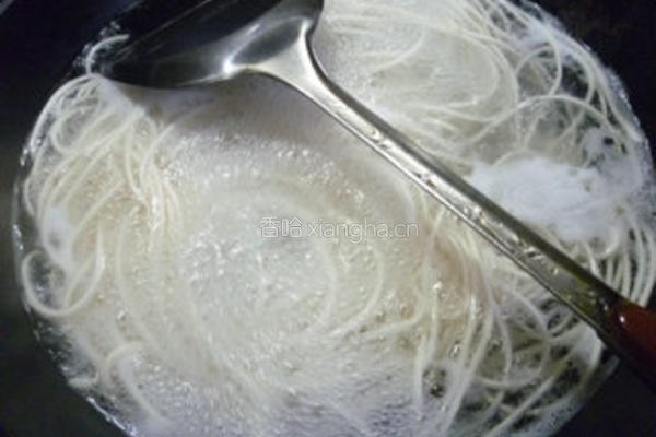胡萝卜素炒面的做法图解5