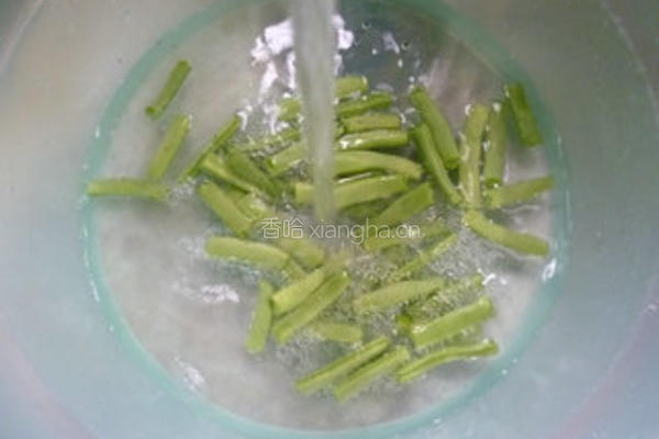 梅豆炒牛心菜的做法图解2