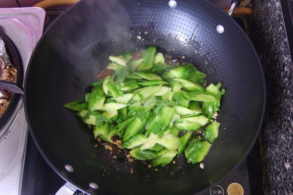豆豉鲮鱼炒苦瓜的做法图解8