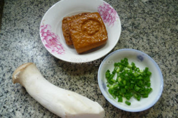 杏鲍菇炒香干的做法图解1