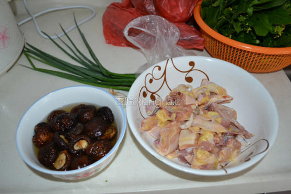 冬菇蒸鸡肉的做法图解1
