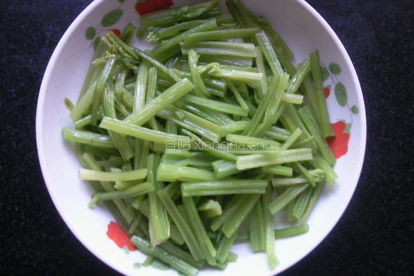 芹菜炒香干的做法图解1