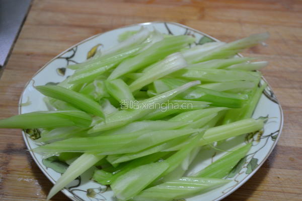 西芹炒香干的做法图解1