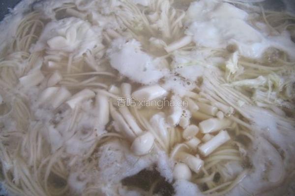 牛肉海鲜菇汤面的做法图解4