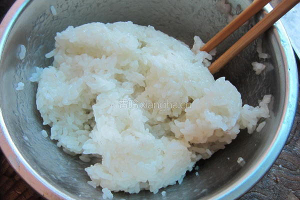 糯饭腊肉海苔卷的做法图解2