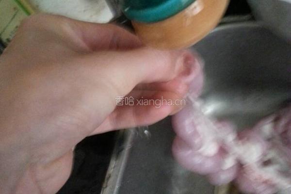 青橄榄炖猪粉肠的做法图解1