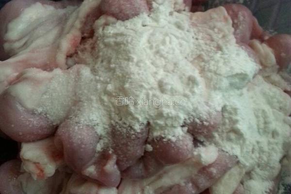 青橄榄炖猪粉肠的做法图解3