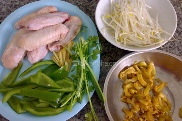 榨菜烧鸡翅的做法图解2