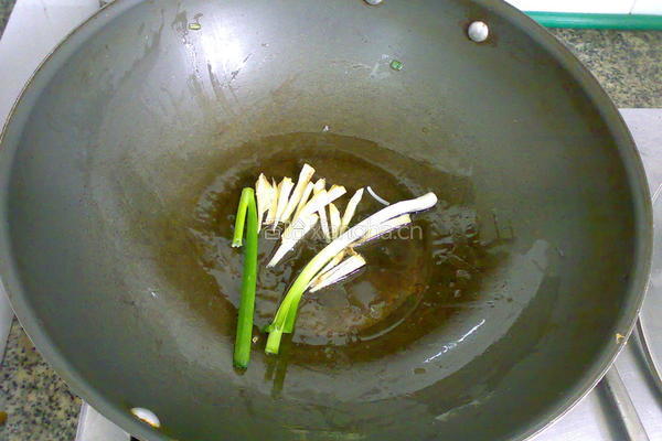 榨菜烧鸡翅的做法图解3